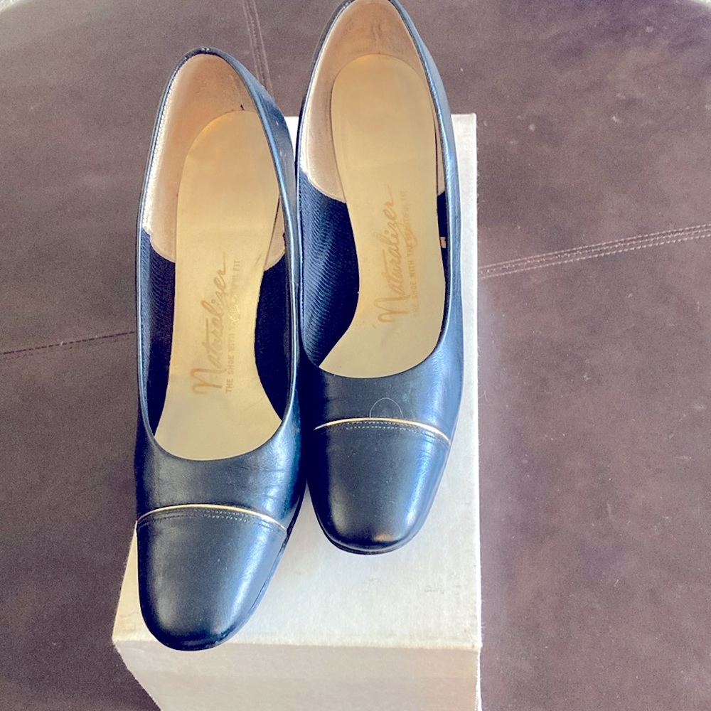 VTG Naturalizer Shoes Pumps 7 Navy Blue Leather Gold Accents Cone 3” Heel